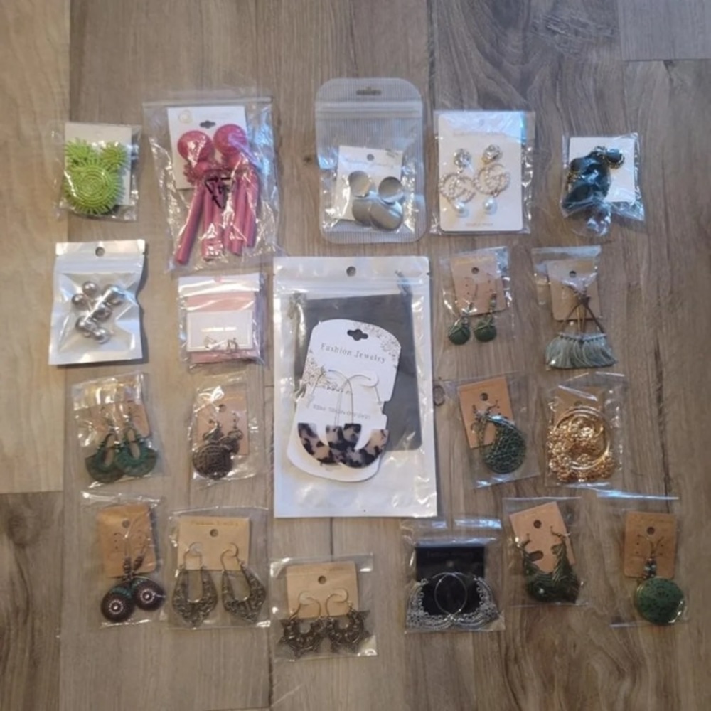 Earring lot with 20 pairs of dangling earrings